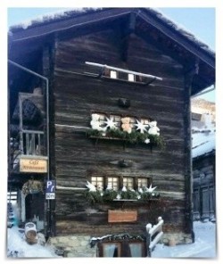 Hiver au départ des pistes, télésiège à 200m